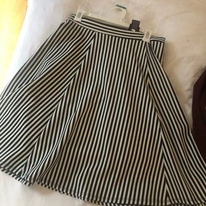 Midi black and white flow skirt!! 🍾